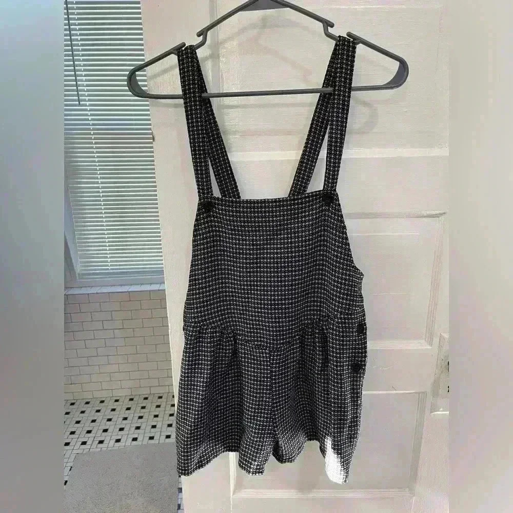 UO Urban Renewal Suspender Romper XS pinafore shorts black‎ white overalls
